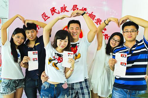 8月13日,幾對(duì)新人在沈陽市大東區(qū)民政局婚姻登記處展示剛領(lǐng)取的結(jié)婚證。新華社發(fā)(張文魁 攝)