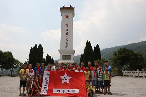8月13日,長(zhǎng)陽(yáng)土家族自治縣20名孩子手持紅軍小學(xué)校旗在“七十七烈士紀(jì)念碑”前進(jìn)行宣誓活動(dòng)。新華社發(fā)(劉長(zhǎng)龍 攝)