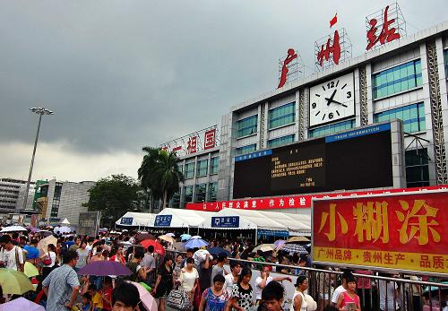 這是滯留了大量旅客的廣州火車站廣場(chǎng)(8月17日攝)。受強(qiáng)臺(tái)風(fēng)“尤特”影響,廣東省境內(nèi)持續(xù)數(shù)日暴雨連連,鐵路運(yùn)輸嚴(yán)重受到影響。京廣線、廣深線等多條線路均發(fā)生列車晚點(diǎn)事件,廣深線動(dòng)車大面積晚點(diǎn),數(shù)千旅客滯留廣州火車站。17日13時(shí)左右,記者在現(xiàn)場(chǎng)看到,廣州火車站廣場(chǎng)人山人海,所有進(jìn)站口的通道關(guān)閉,火車站廣場(chǎng)的大屏幕上顯示著列車停運(yùn)和旅客退票的提示。雖然有大批旅客滯留,但記者在廣州火車站廣場(chǎng)上基本見不到穿著制服的鐵路工作人員,廣場(chǎng)上也沒有播放通知的廣播設(shè)施,滯留旅客們只能通過口耳相傳來(lái)了解關(guān)于停運(yùn)、退票的信息,這給他們帶來(lái)了諸多不便。新華社記者 劉大偉 攝