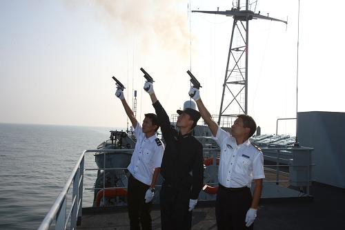 8月17日,海軍、東海救助局、東海航保中心人員共同發(fā)射信號(hào)彈,“東海航保—2013” 軍地聯(lián)合保障研練正式開始。當(dāng)日上午,東海艦隊(duì)聯(lián)合交通部東海救助局、東海航保中心在浙江寧波象山以東海空域進(jìn)行“東海航保-2013”軍地聯(lián)合保障研練。東海艦隊(duì)和交通部東海救助局、東海航保中心共11艘艦船、3架飛機(jī)、1200余人參加了這次年度計(jì)劃安排內(nèi)的例行性研練,內(nèi)容包括軍地指揮協(xié)同、聯(lián)合搜救落水飛行員、轉(zhuǎn)運(yùn)傷員、軍地聯(lián)合應(yīng)急航道開辟等。據(jù)介紹,這次海上聯(lián)合行動(dòng)旨在促進(jìn)軍地力量融合、信息融合,著力構(gòu)建保障體系、強(qiáng)化保障機(jī)制,有效提升軍地海上聯(lián)合應(yīng)急保障能力。新華社發(fā) (代宗鋒 攝)