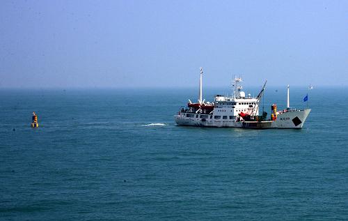 8月17日,交通部東海航保中心海巡船應(yīng)急布設(shè)航標(biāo)。新華社發(fā) (李義保 攝)