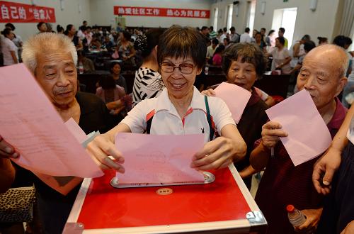 8月18日,選民參加旭景名園社區(qū)居民委員會(huì)換屆選舉投票。新華社記者 李一博 攝