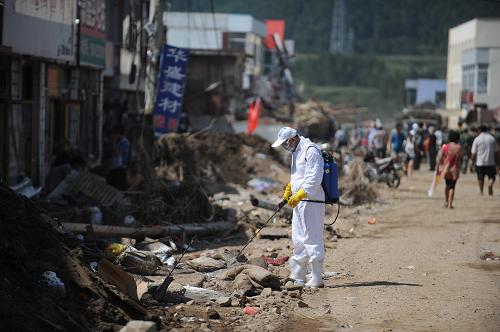 8月20日,防疫人員在撫順市清源滿族自治縣南口前鎮(zhèn)進(jìn)行消毒。當(dāng)日,遼寧撫順洪水災(zāi)區(qū)病毒消殺工作有序進(jìn)行,專業(yè)醫(yī)護(hù)人員在受災(zāi)地區(qū)噴灑消毒液、檢查村民健康情況,嚴(yán)防病疫傳播。新華社記者 潘昱龍 攝