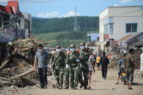 8月20日,武警醫(yī)護(hù)人員在撫順市清源滿族自治縣南口前鎮(zhèn)巡視。新華社記者 潘昱龍 攝