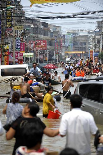 8月20日,在汕頭市潮南區(qū)陳店鎮(zhèn),街道變水道,當(dāng)?shù)厝罕姺e極開展自救。新華社記者 梁旭 攝