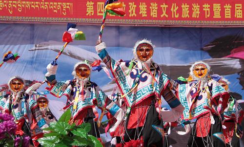 8月20日,演員在文化節(jié)開幕式上表演藏戲《珠峰頌》。當日,西藏第四屆拉孜堆諧文化旅游節(jié)在西藏日喀則地區(qū)拉孜縣開幕。當天,第二屆珠峰之旅攝影節(jié)暨首屆日喀則西部攝影大賽也在拉孜開幕。西藏在繼雪頓節(jié)后又迎來一場文化視聽盛宴。“堆諧”是西藏最早出現的由六弦琴伴奏的舞蹈,表演形式類似于自娛性的西藏民間圓圈舞“果諧”(即鍋莊舞),后來逐漸演變成在六弦琴伴奏下的,以踢踏步為特色的男子表演舞蹈。拉孜縣一直以來被西藏人民認為“堆諧的故鄉(xiāng)”。新華社記者 王昀加 攝