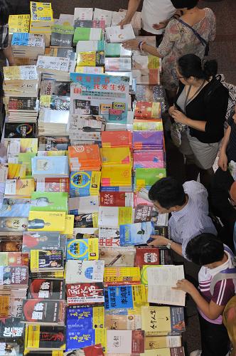 8月20日,讀者在上海書(shū)展上翻閱書(shū)籍。新華社發(fā)(劉曉晶 攝)
