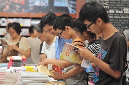 8月20日,讀者在上海書(shū)展上翻閱書(shū)籍。新華社發(fā)(劉曉晶 攝)