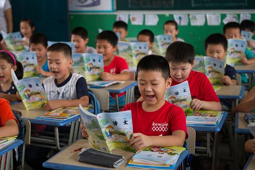 8月31日,孩子們在上新學(xué)期的第一課。新華社記者 杜宇 攝