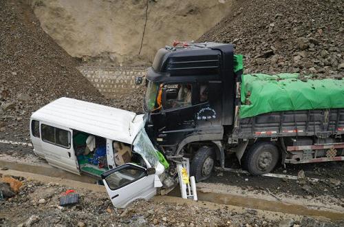 8月31日,在云南迪慶香格里拉縣巴拉格宗景區(qū)附近,兩輛車損毀嚴(yán)重,受傷人員已得到轉(zhuǎn)移救治(手機(jī)拍攝)。新華社發(fā)(李世才 攝)
