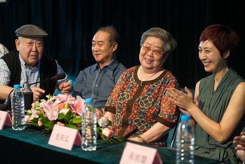 9月2日,京劇名家李鳴巖(右二)、史依弘(右一)在媒體見面會上介紹自己的出演情況。新華社記者 羅曉光 攝