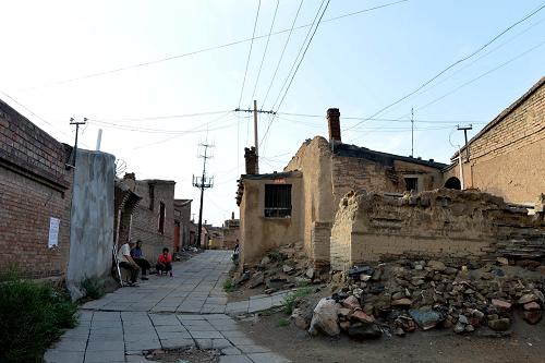 北梁棚戶區(qū)的房屋大都年代久遠(yuǎn),不少沒有住人的房屋已經(jīng)坍塌(8月21日攝)。新華社記者 任軍川 攝