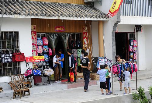 在丹江口市均縣鎮(zhèn)新集鎮(zhèn)的商店里,幾位村民在購買商品(8月31日攝)。新華社記者 郝同前 攝