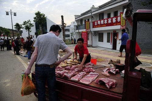 在丹江口市均縣鎮(zhèn)新集鎮(zhèn)的早市上,一位村民在買肉(8月31日攝)。新華社記者 郝同前 攝