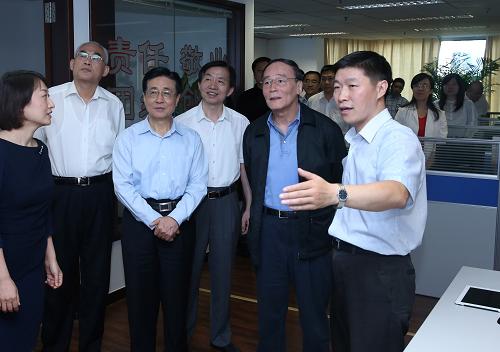 9月2日,中共中央政治局常委、中央紀(jì)委書記王岐山在北京調(diào)研中央紀(jì)委監(jiān)察部網(wǎng)站建設(shè)。新華社記者 龐興雷 攝