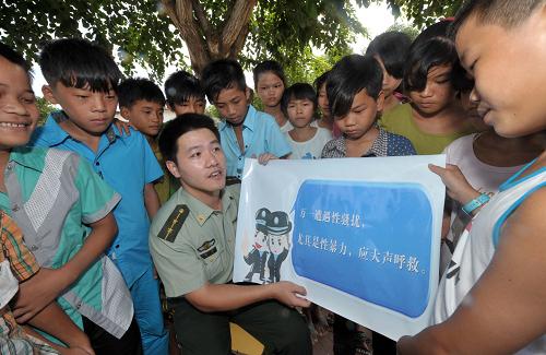 9月3日,萬寧邊防支隊(duì)烏場邊防派出所民警在集莊小學(xué)開展法制宣傳。當(dāng)日,海南省萬寧邊防支隊(duì)烏場邊防派出所針對近來學(xué)生權(quán)益被侵犯案件逐漸増多的趨勢,組織制作卡通法制宣傳圖片,并配以預(yù)防被侵害的小知識,圖文并茂地向?qū)W生進(jìn)行宣傳。萬寧邊防支隊(duì)下屬的七個邊防派出所先后對轄區(qū)內(nèi)20所中小學(xué)進(jìn)行了秋季開學(xué)的法制宣傳,受教育師生達(dá)到5000余人。新華社記者 趙穎全 攝