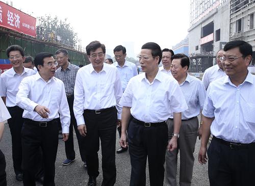 9月3日,中共中央政治局常委、國務(wù)院副總理張高麗在北京市調(diào)研大氣污染防治工作。這是張高麗考察西北熱電中心建設(shè)項目。新華社記者 龐興雷 攝