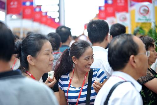 9月3日,觀眾在老撾商品館參觀。新華社記者 周華 攝