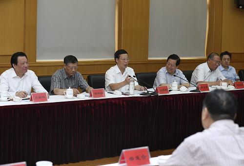 9月3日,中共中央政治局常委、國務(wù)院副總理張高麗在北京市調(diào)研大氣污染防治工作。這是張高麗考察后主持召開座談會,聽取加強大氣污染防治的意見和建議。新華社記者 龐興雷 攝