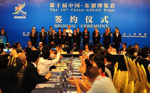9月4日,第十屆中國—東盟博覽會(huì)國際、國內(nèi)合作項(xiàng)目集中簽約儀式在廣西南寧舉行。本屆博覽會(huì)共簽訂國際合作項(xiàng)目73個(gè),項(xiàng)目總投資額86億美元;國內(nèi)合作項(xiàng)目94個(gè),項(xiàng)目總投資額681億元。新華社記者 黃孝邦 攝