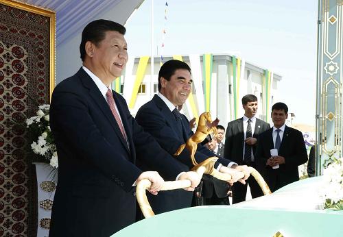 9月4日,國(guó)家主席習(xí)近平同土庫(kù)曼斯坦總統(tǒng)別爾德穆哈梅多夫共同出席中國(guó)石油天然氣集團(tuán)公司承建的土庫(kù)曼斯坦“復(fù)興”氣田一期工程竣工投產(chǎn)儀式。這是習(xí)近平同別爾德穆哈梅多夫出席“復(fù)興”氣田第二、第三天然氣處理廠投產(chǎn)儀式。新華社記者 鞠鵬 攝