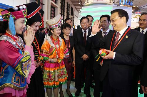 9月3日,中共中央政治局常委、國(guó)務(wù)院總理李克強(qiáng)在南寧參觀中國(guó)-東盟博覽會(huì)展館。新華社記者 姚大偉 攝