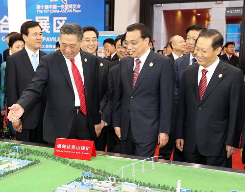 9月3日,中共中央政治局常委、國(guó)務(wù)院總理李克強(qiáng)在南寧參觀中國(guó)-東盟博覽會(huì)展館。新華社記者 姚大偉 攝