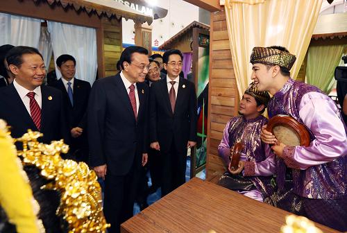 9月3日,中共中央政治局常委、國(guó)務(wù)院總理李克強(qiáng)在南寧參觀中國(guó)-東盟博覽會(huì)展館。新華社記者 姚大偉 攝