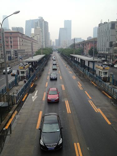 9月4日,在北京朝陽路即將開通的“朝汐車道”上,中央隔離帶護(hù)欄已經(jīng)撤走。針對一些道路早高峰進(jìn)城流量大、晚高峰出城流量大的“潮汐現(xiàn)象”,北京交管部門決定在東部城區(qū)重要通道之一的朝陽路試點(diǎn)“潮汐車道”。據(jù)悉,“潮汐車道”于晚高峰時段啟用,通過標(biāo)志和信號燈來控制,主路兩出兩進(jìn)四條車道改為“三出一進(jìn)”,即三條車道出城、一條車道進(jìn)城,其他時間恢復(fù)常規(guī)通行。“潮汐車道”是指根據(jù)早晚交通流量對有條件的道路開辟一車道不同時段內(nèi)行駛方向的變化即可變車道。新華社發(fā)(王振 攝)