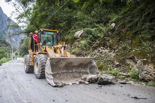 9月5日,武警水電部隊搶險機械在清理通往巴拉格宗景區(qū)道路上的落石。新華社記者 張可任 攝