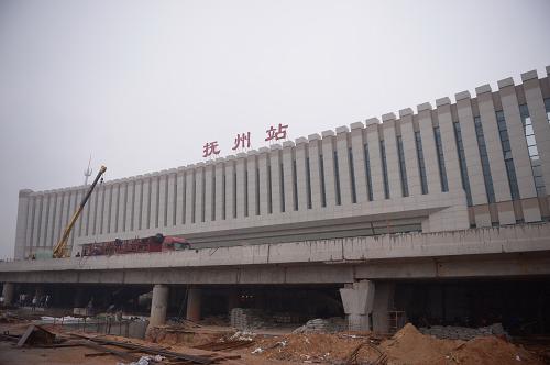 這是正在建設(shè)中的撫州火車站(9月5日攝)。9月26日,連接江西、福建兩省的向莆鐵路將正式通車。作為江西省唯一一個未開通鐵路的地級市,撫州市正在加緊建設(shè)當(dāng)?shù)氐谝蛔F(xiàn)代化的大型火車站,確保能夠順利迎接列車到來。撫州火車站站房為三層,高度20.5米,建筑面積11998平方米,投資1.57億元。即將開通的向莆鐵路不僅將南昌和福州之間的列車行駛時間縮短至3小時15分,更為沿線諸如撫州這樣的“無軌”地區(qū)帶來商機,為群眾提供便利。新華社記者 周密 攝