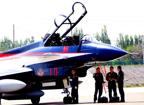 9月5日,空軍“八一”飛行表演隊的殲-10表演機飛抵新疆某機場。當(dāng)日15時5分,中國空軍“八一”飛行表演隊的7架殲-10表演機和擔(dān)負(fù)引領(lǐng)、保障任務(wù)的2架伊爾-76運輸機抵達新疆某機場,從俄羅斯回到祖國。應(yīng)俄羅斯空軍邀請,中國空軍“八一”飛行表演隊于8月20日上午從新疆某機場起飛出境,前往俄羅斯參加第十一屆莫斯科航展。期間,“八一”飛行表演隊為30萬各國觀眾奉獻了兩場精彩絕倫的“空中芭蕾”,實現(xiàn)了組建51年來的“國外首秀”。新華社發(fā)(申進科 攝)