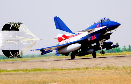 9月5日,空軍“八一”飛行表演隊的殲-10表演機飛抵新疆某機場。新華社發(fā)(申進科 攝)
