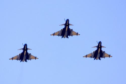 9月5日,空軍“八一”飛行表演隊的殲-10表演機飛抵新疆某機場上空。新華社發(fā)(申進科 攝)