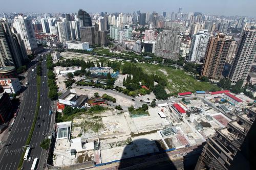 這是徐家匯中心項(xiàng)目地塊的全景(7月23日攝)。9月5日,備受關(guān)注的上海徐家匯中心項(xiàng)目地塊被新鴻基旗下企業(yè)以217.7億元競得,溢價(jià)率24.4%,成為上海“總價(jià)地王”。出讓公告顯示,徐家匯中心項(xiàng)目地塊出讓面積為99188.80平方米,建筑面積為58.42萬平方米,起始總價(jià)為175.26億元,用途為商辦、餐飲旅館業(yè)用地。據(jù)此計(jì)算,這塊地的樓面單價(jià)為每平方米37264.4元。新華社記者 裴鑫 攝