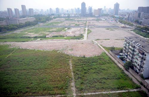 浙江大學(xué)華家池校區(qū)地塊一景(9月4日攝)。9月5日,杭州市中心浙江大學(xué)華家池校區(qū)地塊進(jìn)行了公開拍賣。競價(jià)現(xiàn)場吸引了十多家房地產(chǎn)企業(yè),經(jīng)過多輪競價(jià)和保障房面積競建,這宗杭州“絕版好地”被一分為三,由三家企業(yè)競得,總價(jià)高達(dá)136.7億余元,成為杭州新的總價(jià)“地王”。新華社記者 王定昶 攝