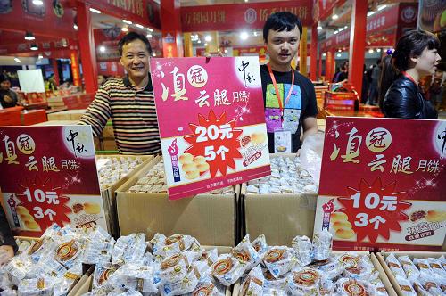 9月6日,一參展商向記者展示月餅的銷(xiāo)售價(jià)格,中間為去年價(jià)格,兩邊為今年價(jià)格。當(dāng)日,重慶第七屆月餅文化節(jié)暨食品博覽會(huì)在陳家坪會(huì)展中心舉行。記者在展會(huì)現(xiàn)場(chǎng)采訪(fǎng)了解到,今年中等價(jià)位的簡(jiǎn)裝月餅成為市場(chǎng)主流,銷(xiāo)售價(jià)格比去年下調(diào)10-20%,不少商家還對(duì)精裝月餅進(jìn)行特價(jià)銷(xiāo)售,打起“平民牌”。新華社記者 李健 攝