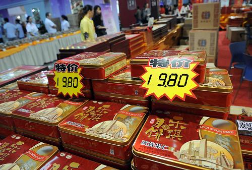 9月6日,一參展商對(duì)精美的鐵盒裝月餅打出特價(jià)銷(xiāo)售。新華社記者 李健 攝