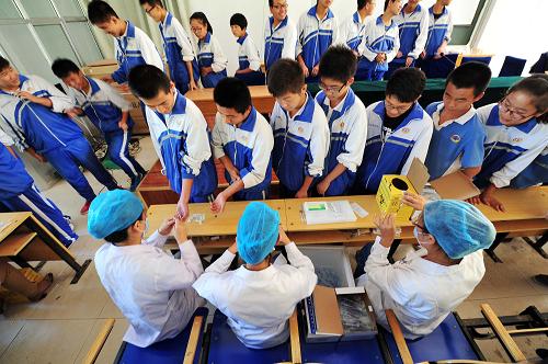 9月6日,在寧夏回族自治區(qū)賀蘭縣回民中學,醫(yī)護人員在為學生們進行結(jié)核病篩查工作。寧夏回族自治區(qū)賀蘭縣衛(wèi)生部門近期組織醫(yī)護人員走進全縣中小學校進行結(jié)核病篩查工作。目前,全縣5000余名中學生已完成PPD試驗(結(jié)核菌素試驗,是一種診斷結(jié)核的工具),篩查工作將持續(xù)到9月13日。新華社記者 彭昭之 攝