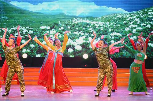 9月6日,警民文藝隊(duì)的演員在表演歌舞《和諧大家園》。當(dāng)日,由吉林省公安邊防總隊(duì)文藝隊(duì)和吉林省長(zhǎng)白朝鮮族自治縣民族歌舞團(tuán)聯(lián)合組成的“警民文藝隊(duì)”在長(zhǎng)白朝鮮族自治縣民族文化中心舉行“走邊疆 送歡樂”文藝演出,眾多駐地公安邊防官兵和群眾觀看。據(jù)悉,這是吉林省公安邊防總隊(duì)文藝隊(duì)官兵“走邊疆 送歡樂”的首場(chǎng)演出,今年,文藝隊(duì)還將赴多個(gè)邊境一線地區(qū)演出,豐富駐地官兵和群眾的文化生活。新華社發(fā)(袁野 攝)