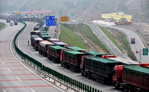 由于保德縣城道路堵車(chē),從忻保高速(忻州-保德)保德出口駛出的運(yùn)煤車(chē)遭到限行(9月5日攝)。新華社記者 劉瀟 攝