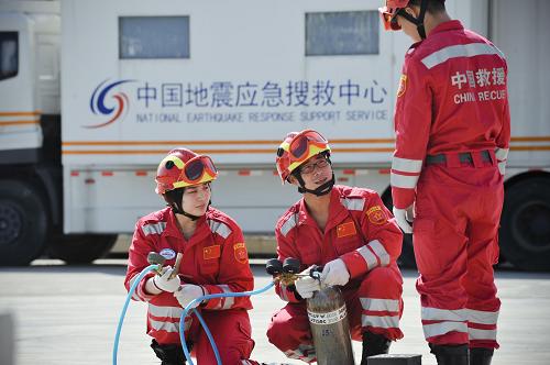9月15日,參訓(xùn)隊員在國家地震緊急救援訓(xùn)練基地進行訓(xùn)練。 新華社記者 宋為偉 攝