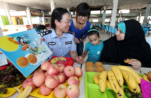 9月18日,兩名來自埃及的外國友人一起交流“每逢佳節(jié)倍思親”的感受。新華社發(fā)