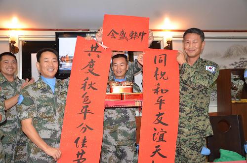 9月18日,在黎巴嫩首都貝魯特,中國(guó)維和官兵向韓國(guó)維和官兵贈(zèng)送中秋賀聯(lián)。當(dāng)?shù)貢r(shí)間18日下午,中國(guó)第十一批赴黎巴嫩維和部隊(duì)官兵與韓國(guó)赴黎維和官兵相聚地中海畔,共迎中秋佳節(jié)。新華社發(fā)(吳遠(yuǎn)江攝)