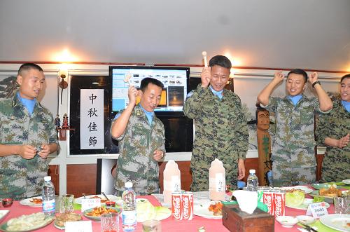 9月18日,在黎巴嫩首都貝魯特,中韓維和官兵一起進(jìn)行寓意破除晦氣,迎接美好未來(lái)的砸瓶?jī)x式。新華社發(fā)(吳遠(yuǎn)江攝)