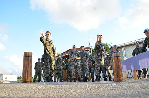 9月18日,在黎巴嫩首都貝魯特,中韓維和官兵一起玩“投盒”游戲。新華社發(fā)(吳遠(yuǎn)江攝)
