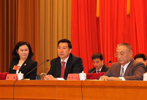 9月19日,國務(wù)委員、國務(wù)院殘疾人工作委員會(huì)主任王勇(左二)在大會(huì)上講話。新華社記者 何俊昌 攝