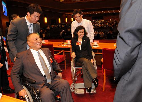 9月19日,人們向中國殘聯(lián)第六屆主席團(tuán)名譽(yù)主席鄧樸方、中國殘聯(lián)第六屆主席團(tuán)主席張海迪表示祝賀。新華社記者 何俊昌 攝