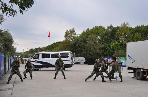 9月19日,密山邊檢站執(zhí)勤官兵對嫌疑人進(jìn)行抓捕演練。新華社發(fā)