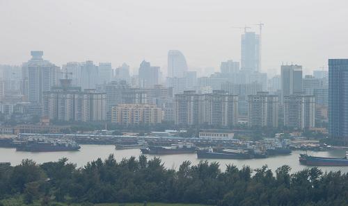 9月28日,船舶回到??谛赂鄞a頭錨地避風(fēng)。 當(dāng)日6時(shí),中央氣象臺發(fā)布臺風(fēng)黃色預(yù)警,今年第21號熱帶風(fēng)暴“蝴蝶”于28日凌晨加強(qiáng)為強(qiáng)熱帶風(fēng)暴,5時(shí)其中心位于海南省陵水縣東偏南方大約495公里的南海中部海面,中心附近最大風(fēng)力10級(25米/秒)。預(yù)計(jì)“蝴蝶”將逐漸向海南南部海面靠近,強(qiáng)度繼續(xù)加強(qiáng)。 新華社記者 趙穎全 攝